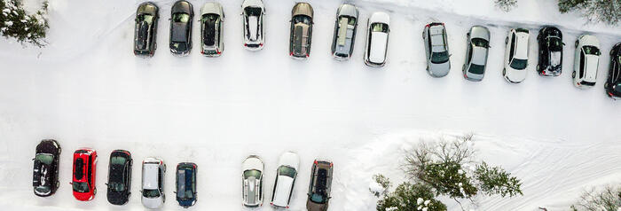 Vloeibaar zout strooien om wegen en parkings snel ijsvrij te maken