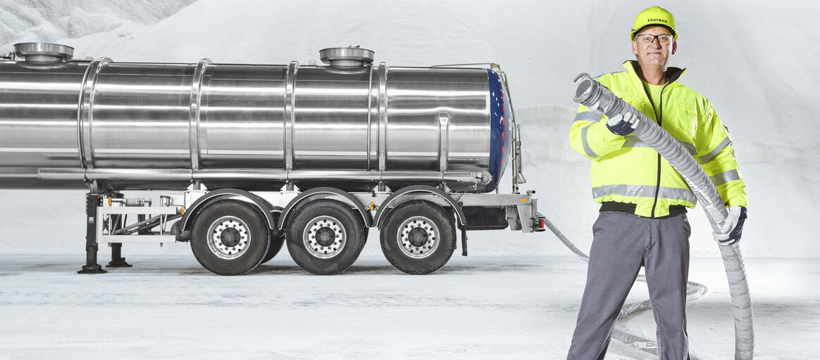 Chauffeur livre sel liquide pour adoucisseurs d'eau prêt à l'emploi avec camion citerne