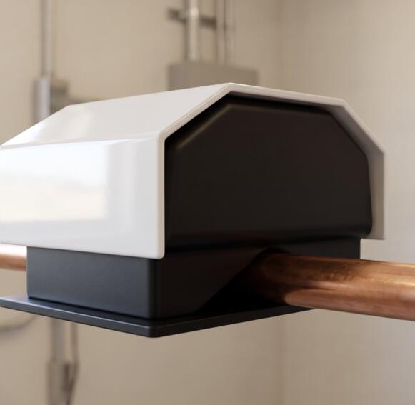 Een magnetische waterontharder met witte kap en zwarte behuizing, gemonteerd op een koperen waterleiding