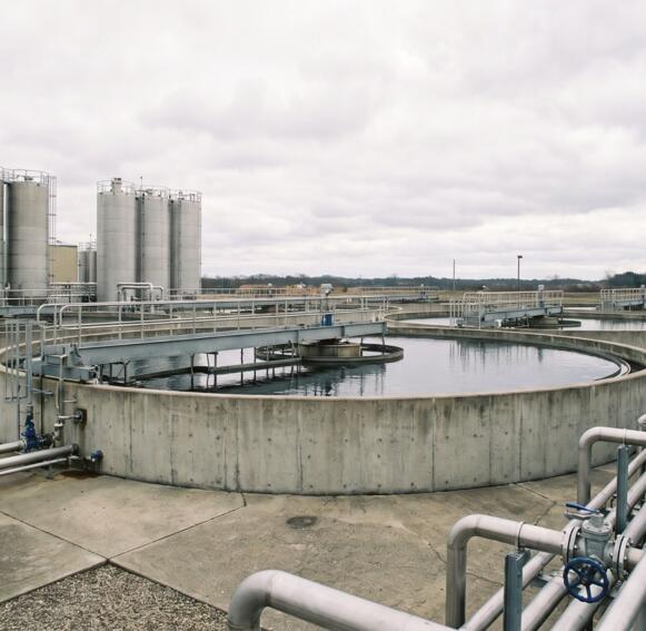 Reactortanks en doseersilo's voor kalkmelk en soda in een industriële waterbehandelingsinstallatie